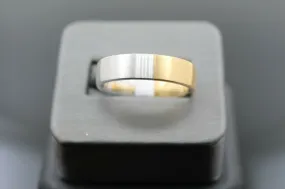 18k Solid Gold Elegant Ladies Modern Shiny Finish Band Ring R9458m