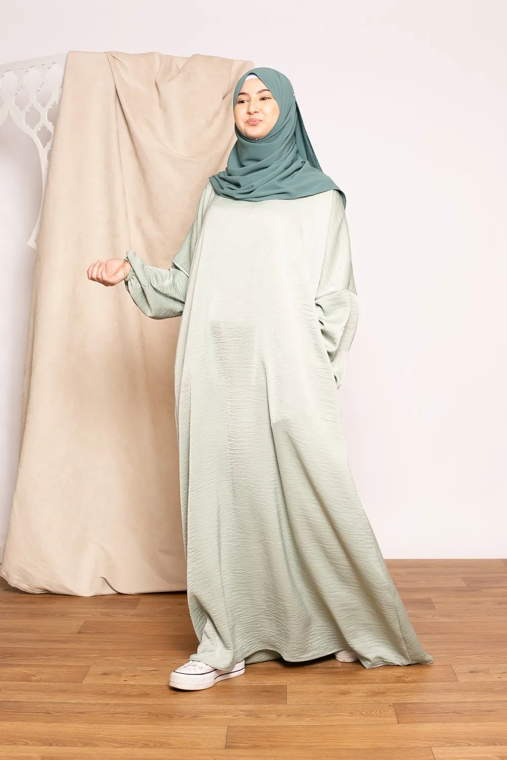 Abaya de satén verde claro jazz