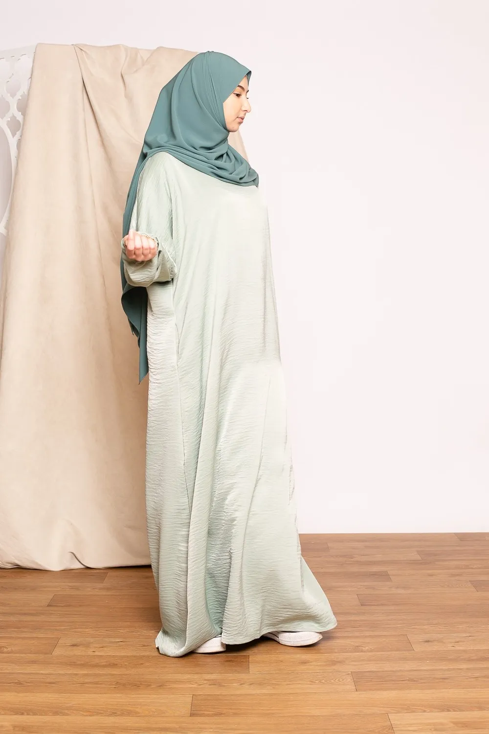 Abaya de satén verde claro jazz