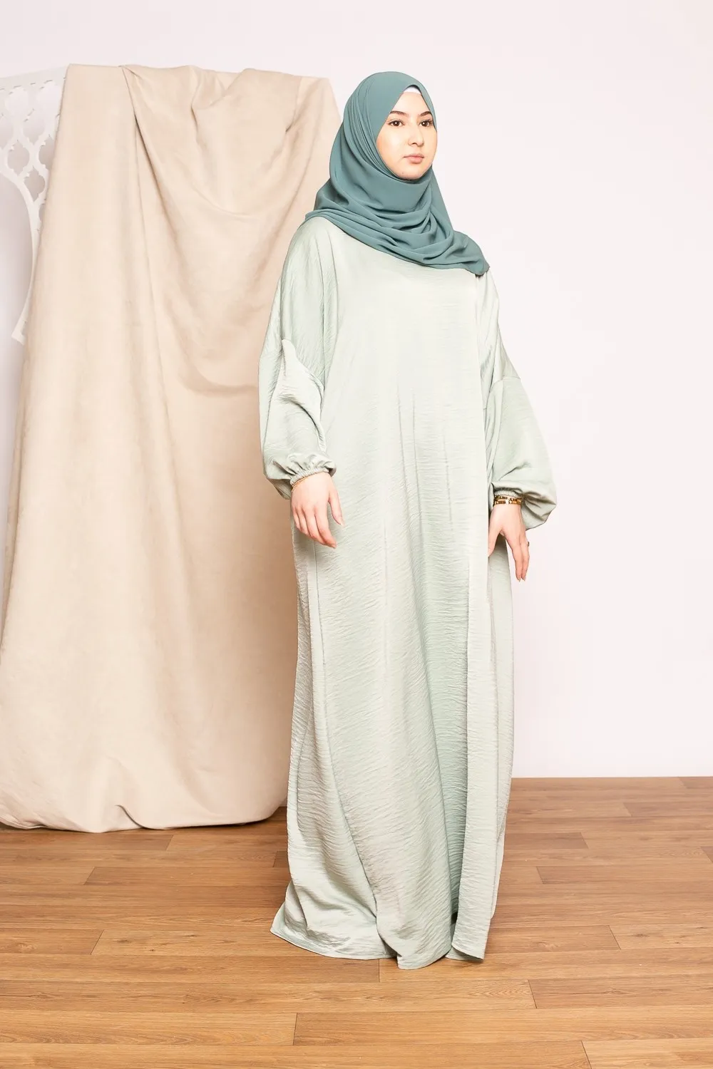 Abaya de satén verde claro jazz