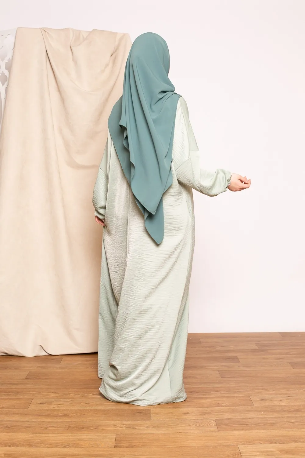 Abaya de satén verde claro jazz