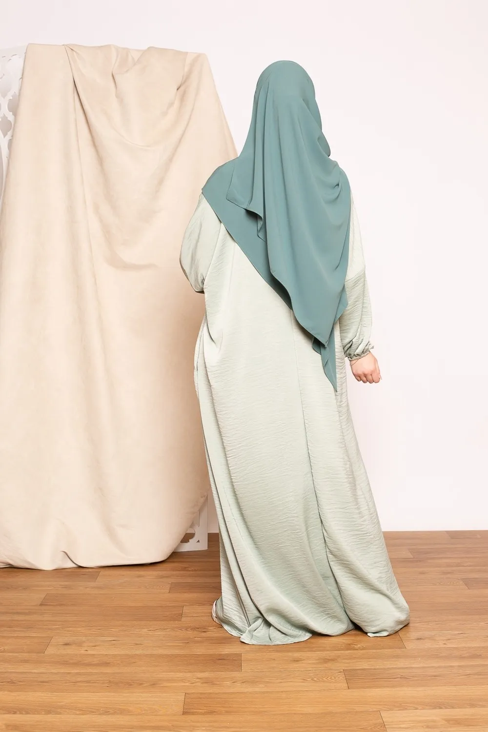 Abaya de satén verde claro jazz