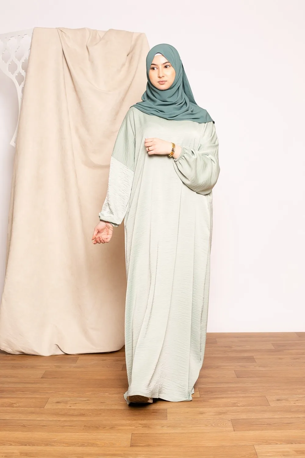 Abaya de satén verde claro jazz