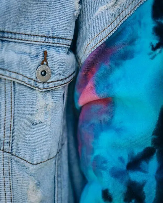 VESTE EN DENIM  CAPUCHE TIE DYE